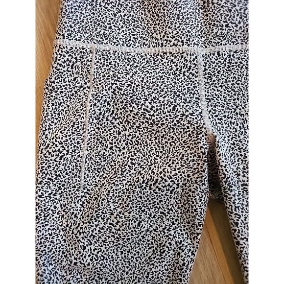 ATHLETA Leopard Leggings ULTIMATE STASH Textured 7/8 Tailwind Black White S - Picture 2 of 12